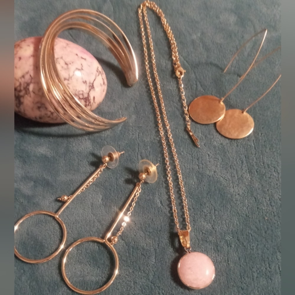 Pink stone Necklace 18+2 in. Cuff bracelet, 2 pairs of drop earrings.gold tone.